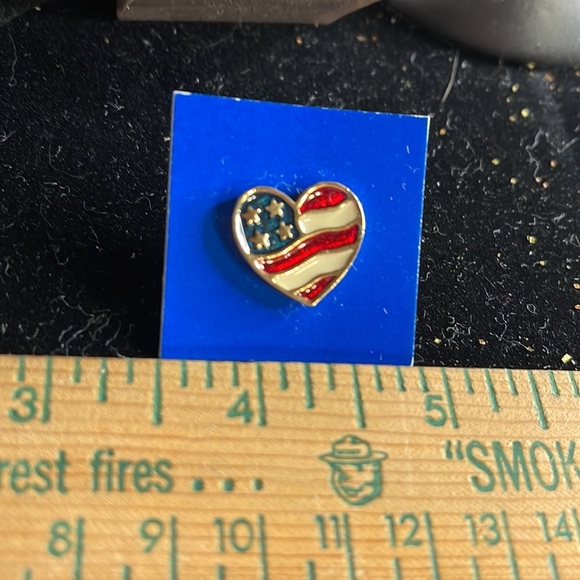 Avon *1990 Vintage Heart of America Pin - Picture 2 of 3